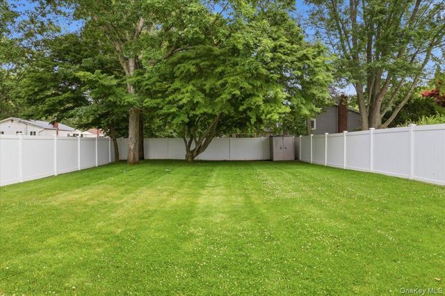 105 Greenhaven Drive, Port Jefferson Station, NY 11776