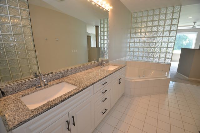 1112 Glen Oaks Drive, West Des Moines, IA 50266