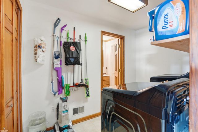 9890 Gratiot Avenue, Columbus, MI 48063