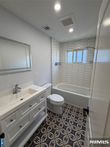 332 Kipp Avenue, Elmwood Park, NJ 07407