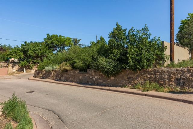 1291 Cerro Gordo Road, Santa Fe, NM 87501