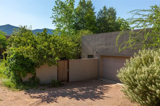 1291 Cerro Gordo Road, Santa Fe, NM 87501