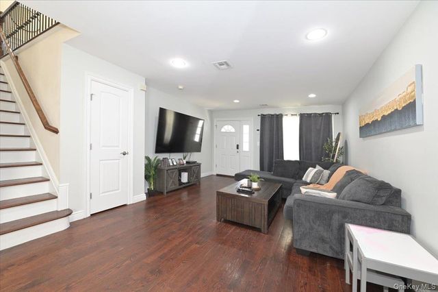 556 Park Avenue, West Hempstead, NY 11552