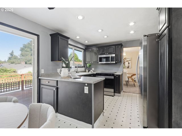 1215 Ne 195TH Ave, Portland, OR 97230