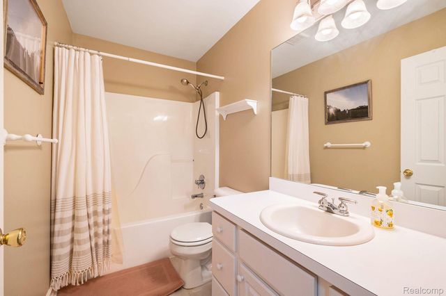 6382 Acorn Way, Fenton Charter Township, MI 48451