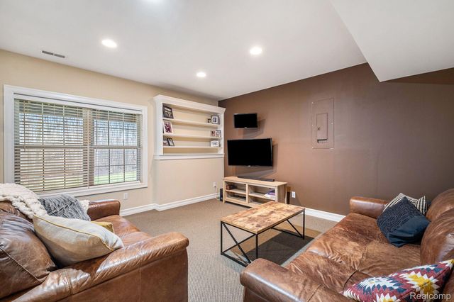 6382 Acorn Way, Fenton Charter Township, MI 48451