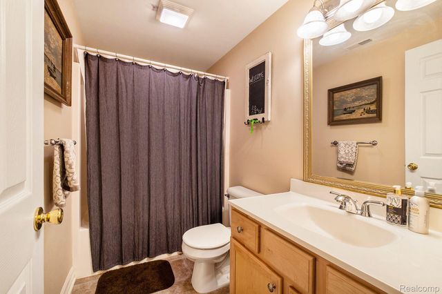 6382 Acorn Way, Fenton Charter Township, MI 48451