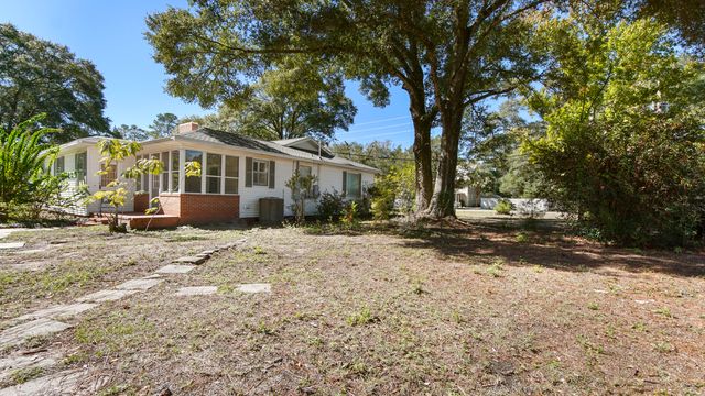 111 Bay Avenue, Defuniak Springs, FL 32435