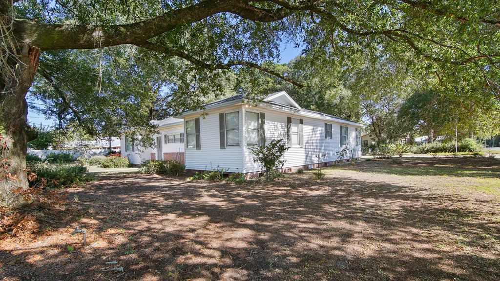 111 Bay Avenue, Defuniak Springs, FL 32435