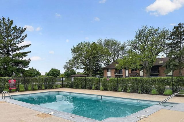 2213 Wharf Drive 401, Woodridge, IL 60517