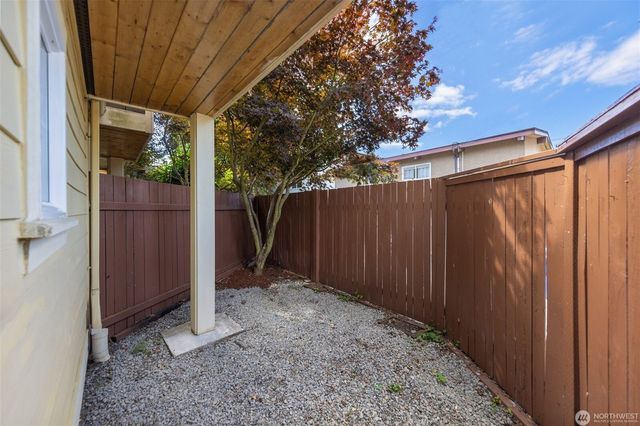 5033 12 Avenue NE, Seattle, WA 98105