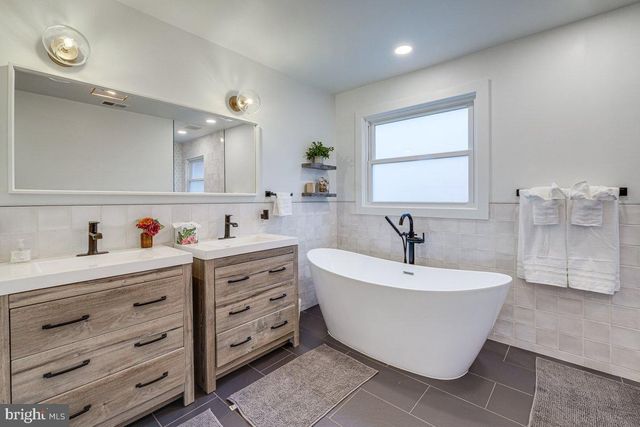 9817 FERNWOOD RD, Bethesda, MD 20817