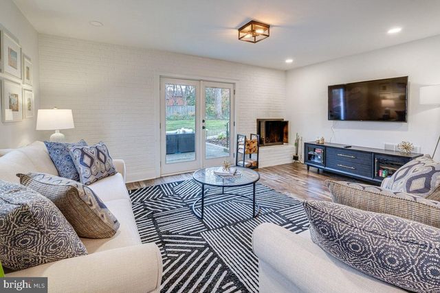 9817 FERNWOOD RD, Bethesda, MD 20817