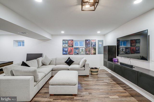 9817 FERNWOOD RD, Bethesda, MD 20817