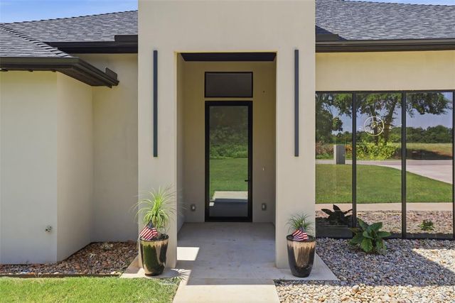 2319 Clubhouse Drive, Blanchard, OK 73010