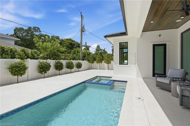 1102 9th AVE N, Naples, FL 34102