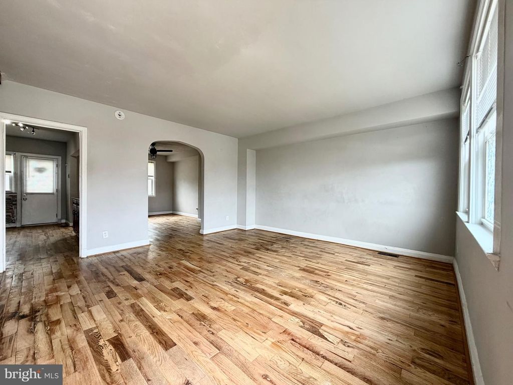 Image 4 of property listing at 812 BRAESIDE RD, Baltimore, MD 21229
