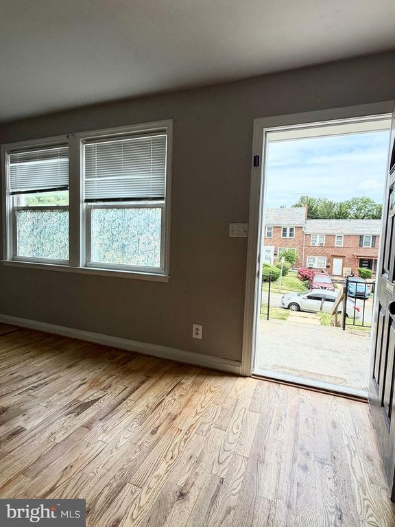 Image 6 of property listing at 812 BRAESIDE RD, Baltimore, MD 21229