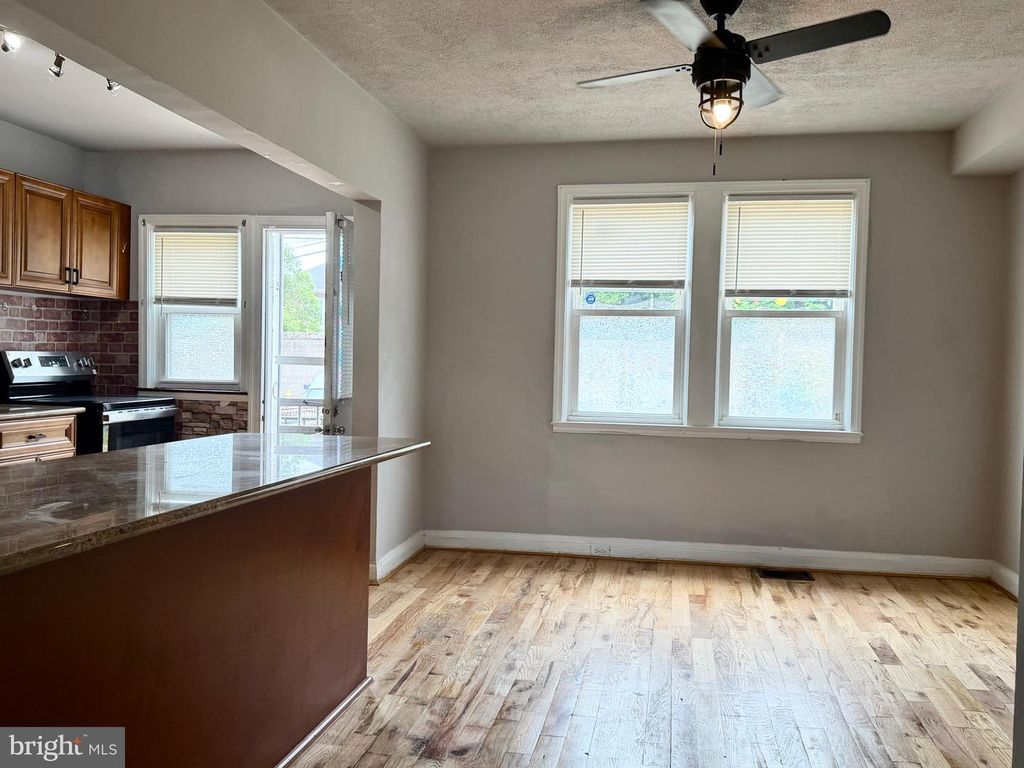 Image 9 of property listing at 812 BRAESIDE RD, Baltimore, MD 21229