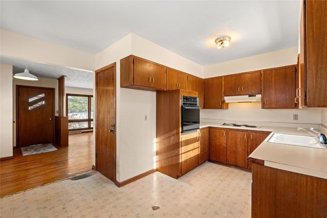 1219 Oakcrest, Iowa City, IA 52246