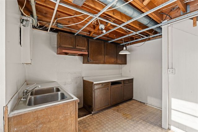 1219 Oakcrest, Iowa City, IA 52246