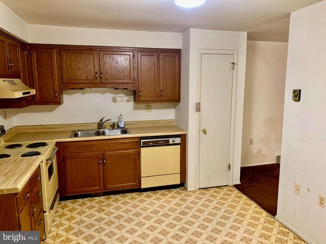 13 SUNRISE DR, Hamburg, PA 19526