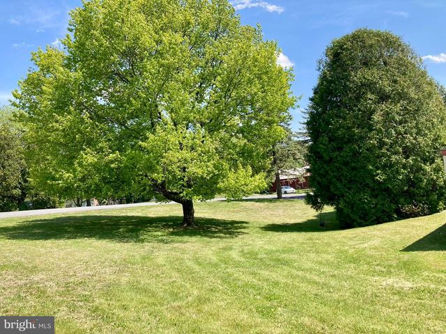 13 SUNRISE DR, Hamburg, PA 19526