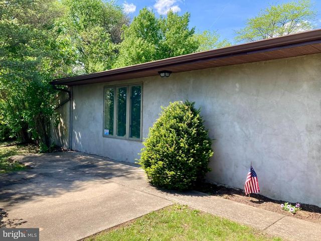 13 SUNRISE DR, Hamburg, PA 19526