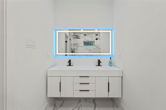 923 Walkway Street, Dallas, TX 75212