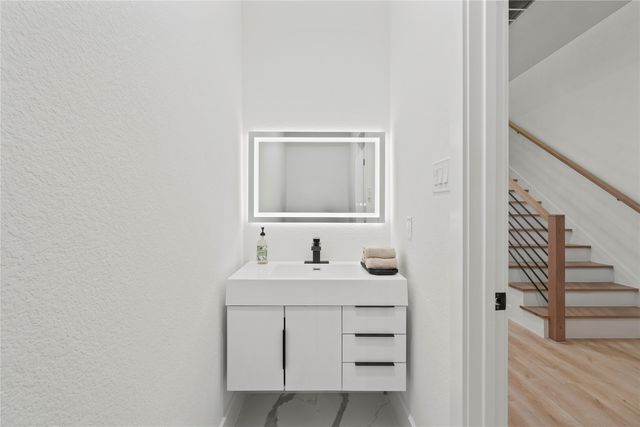 923 Walkway Street, Dallas, TX 75212