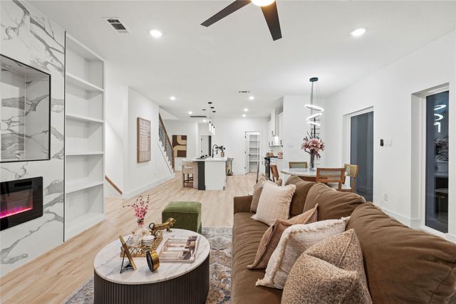 923 Walkway Street, Dallas, TX 75212