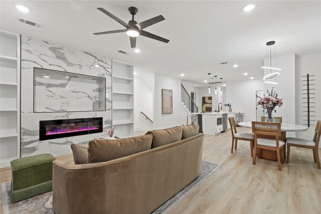 923 Walkway Street, Dallas, TX 75212