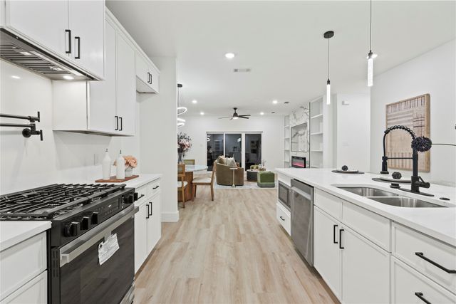 923 Walkway Street, Dallas, TX 75212