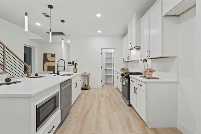 923 Walkway Street, Dallas, TX 75212