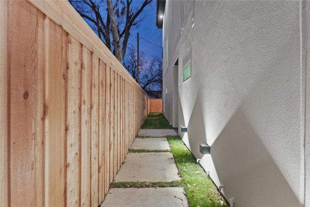 923 Walkway Street, Dallas, TX 75212