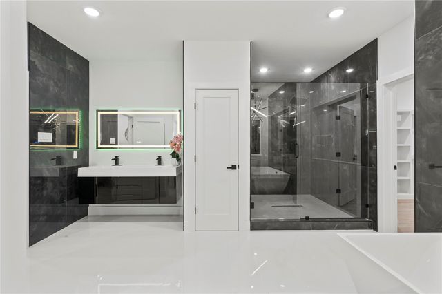 923 Walkway Street, Dallas, TX 75212