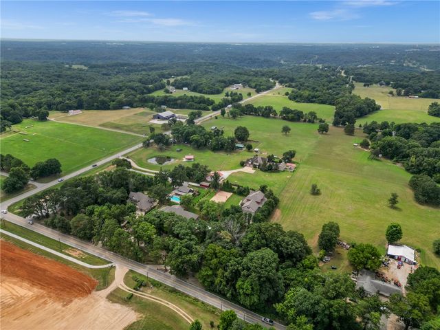9915 E Plentywood Road, Bentonville, AR 72712