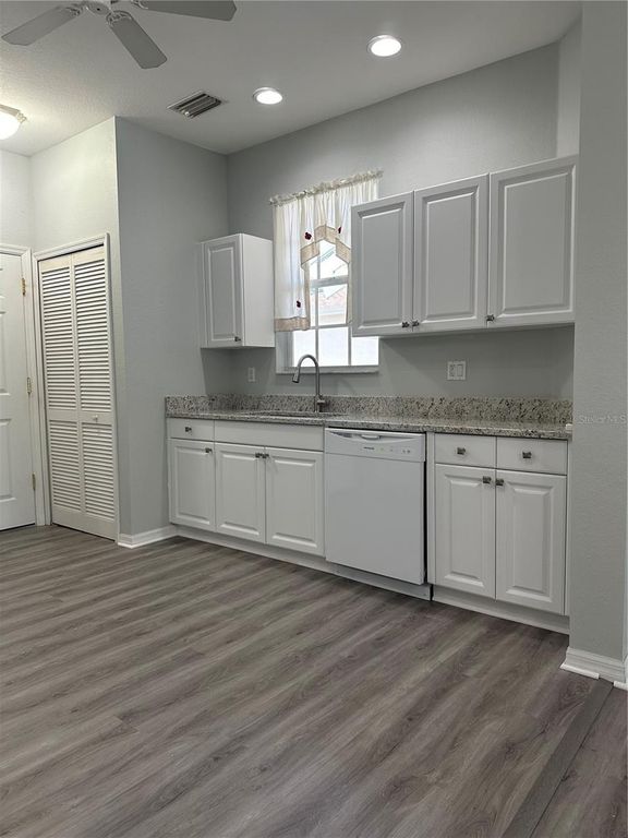 Image 24 of property listing at 2424 MAGNOLIA CIRCLE, North Port, FL 34289