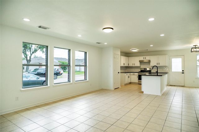 8531 Village Rose Lane, Houston, TX 77072