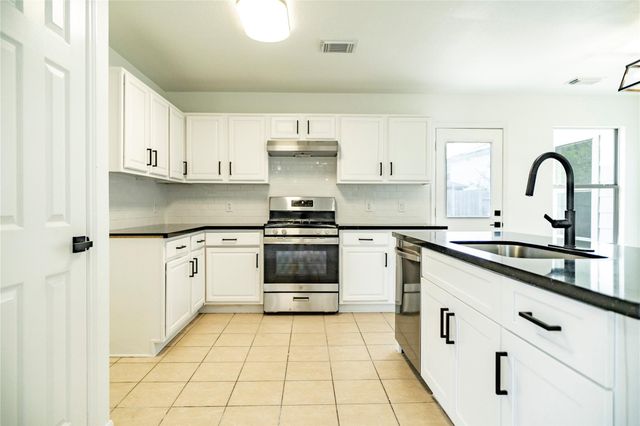 8531 Village Rose Lane, Houston, TX 77072