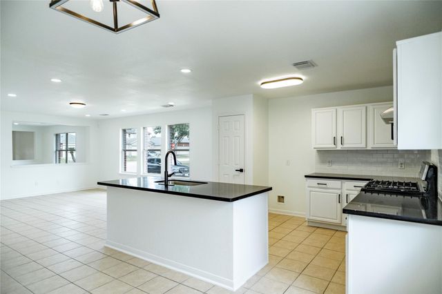 8531 Village Rose Lane, Houston, TX 77072