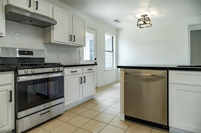 8531 Village Rose Lane, Houston, TX 77072