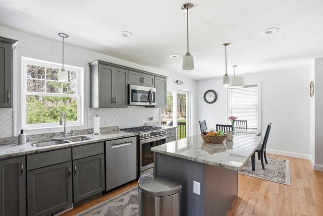 114 Run Brook Circle, Taunton, MA 02780