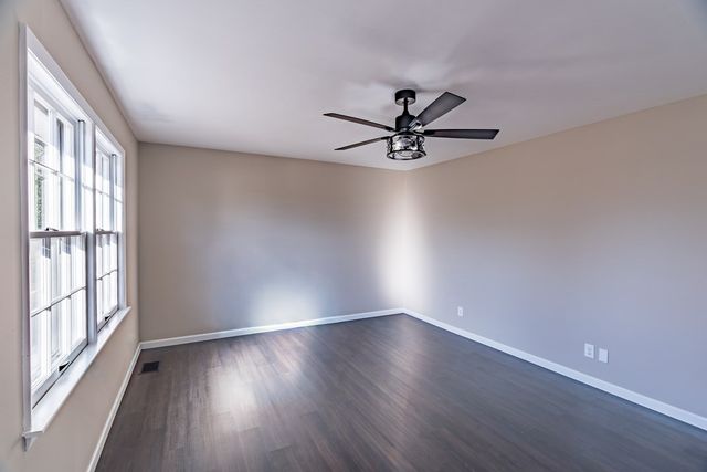 506 Holiday Park Dr., Hopkinsville, KY 42240