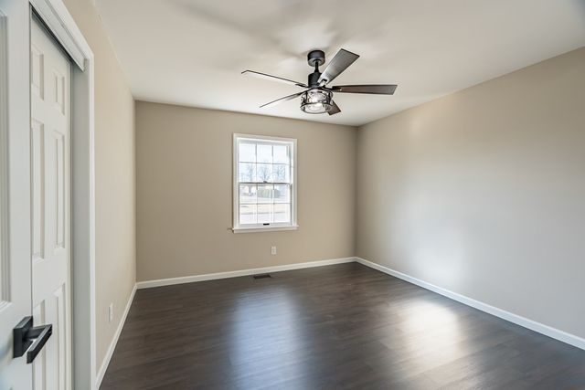 506 Holiday Park Dr., Hopkinsville, KY 42240