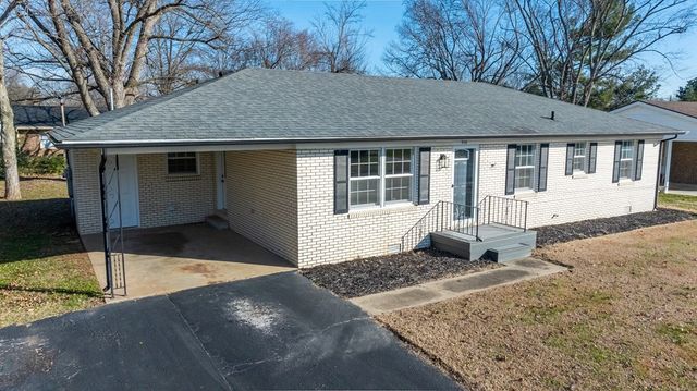 506 Holiday Park Dr., Hopkinsville, KY 42240