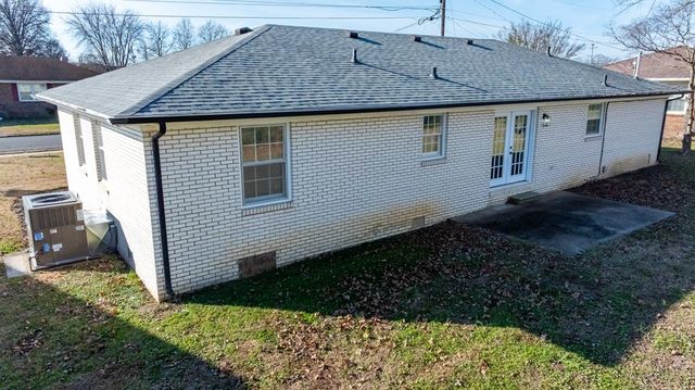 506 Holiday Park Dr., Hopkinsville, KY 42240