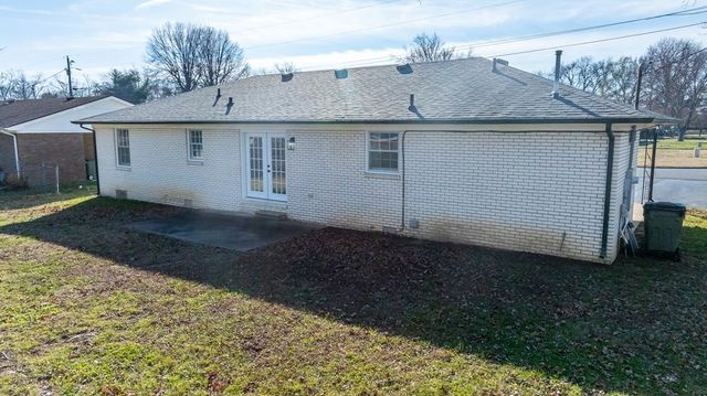 506 Holiday Park Dr., Hopkinsville, KY 42240