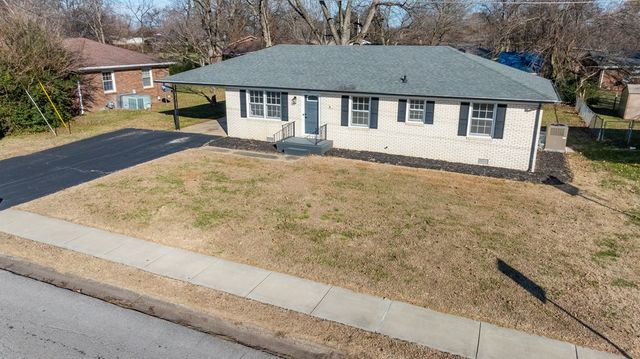 506 Holiday Park Dr., Hopkinsville, KY 42240