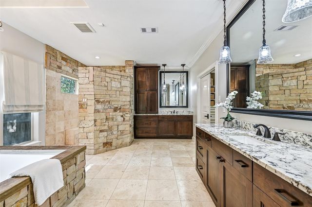 3 Wilderness Trail, Friendswood, TX 77546